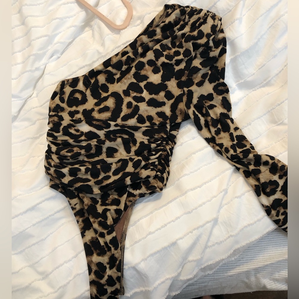 Asymmetric Leopard-Print One-Shoulder Bodysuit - Black/Tan